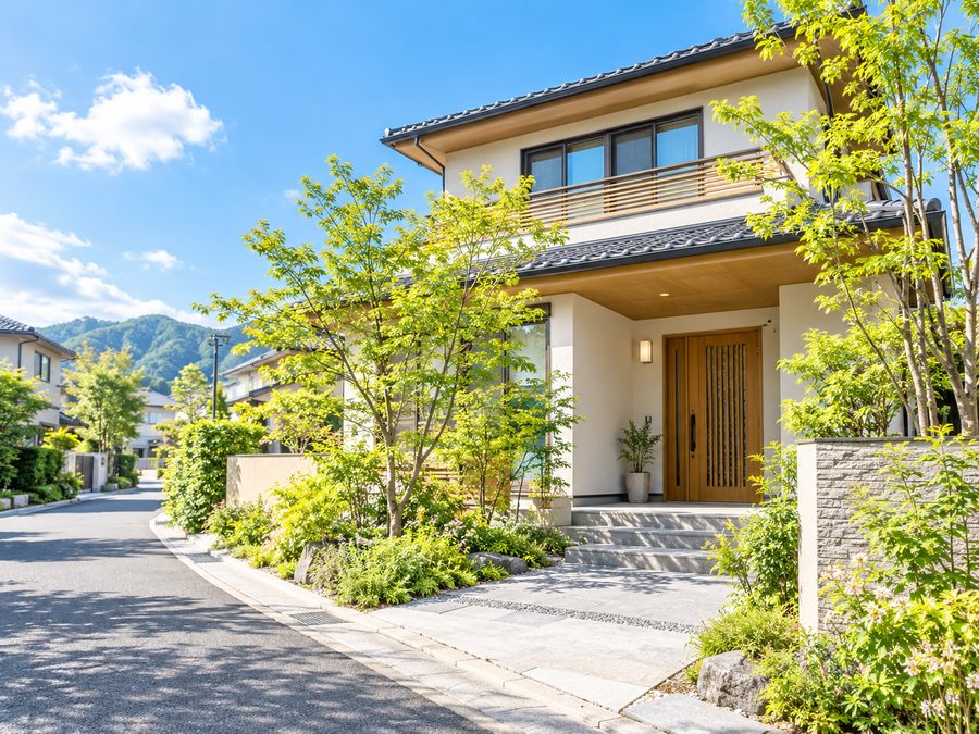青空の下の一戸建て住宅