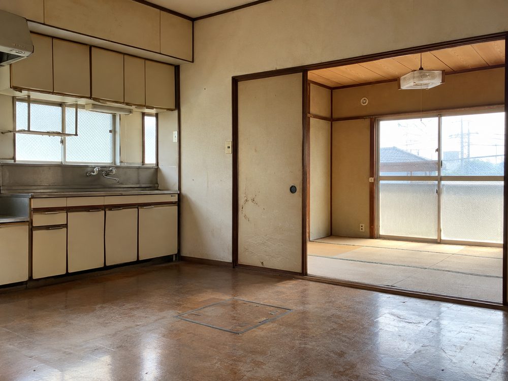 片付けのご相談が多い、使い込まれた住まいの台所
